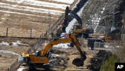 지난 4월 핀란드 남동부 이마트라의 러시아 접경에서 국경 철책 보강 공사가 진행되고 있다.