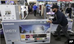 圣诞节期间，美国顾客在商店购物。