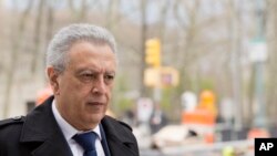 L'ancien vice- président de la FIFA Alfredo Hawit quitte la cour fédérale ce lundi , 11 Avril , 2016, dans le quartier de Brooklyn à New York.