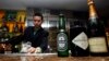 Seorang bartender mempersiapkan miras untuk para pengunjung (foto: ilustrasi). 