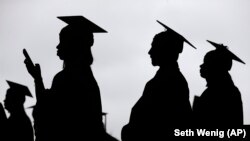 Wasu dalibai da suke bikin kammala karatu.