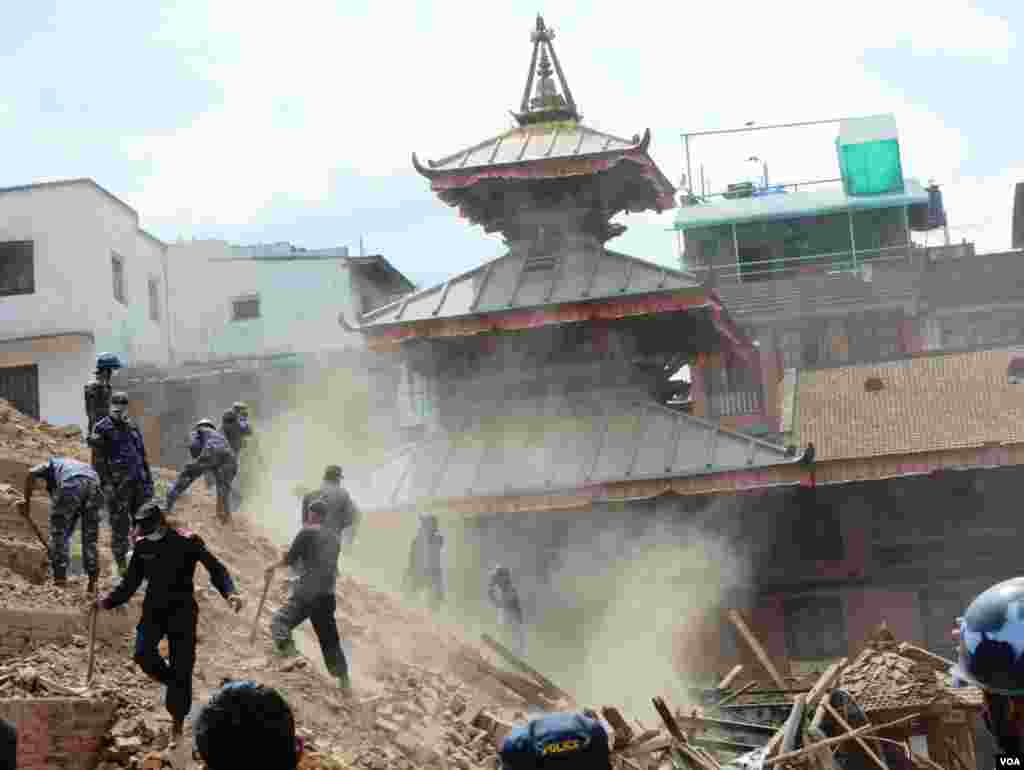 Rescue workers try to find earthquake survivors or recover the dead at Durbar Square, Kathmandu, April 27, 2015. (Bikas Rauniar/VOA)