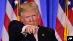 Presiden AS terpilih Donald Trump menerima pertanyaan-pertanyaan dalam konferensi pers di New York (11/1). (AP/Seth Wenig)