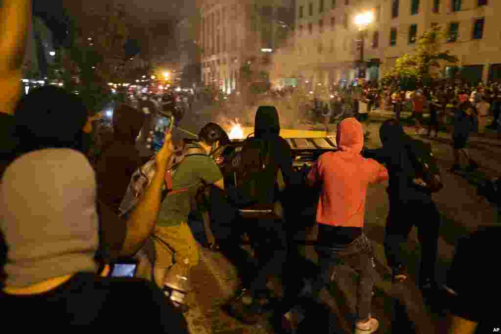 Oq uy oldida, Vashington