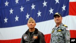 មេបញ្ជាការ​កង​ទ័ព​ជើង​ទឹក​អាមេរិក​​ប្រចាំ​តំបន់​ប៉ាស៊ីហ្វិក​លោក Harry Harris (ឆ្វេង) និង​មេបញ្ជាការ​រង​កង​ទ័ព​ជើង​ទឹក​អូស្ត្រាលី​លោក David Johnston ក្នុង​ពេល​សមយុទ្ធ​យោធា​រួម​មួយ​ឈ្មោះ​ថា Talisman Saber 2017។