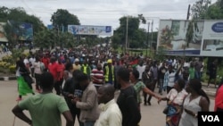 Des manifestants marchent vers le bureau de la Commission électorale du Malawi à Blantyre, Malawi, le 13 février 2020, dans l'intention de fermer la porte d'entrée. (Lameck Masina/VOA)
