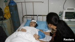 Seorang siswa yang terluka akibat serangan dengan pisau mendapat perawatan di rumah sakit terdekat (Foto: dok). Min Yonngjun, seorang pria Tiongkok melukai 23 siswa Sekolah Dasar di propinsi Henan, Jum'at (14/12), diduga akibat terpengaruh ramalan suku Maya yang memprediksi dunia akan kiamat.