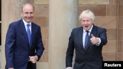 PM Irlandia Micheal Martin dan PM Inggris Boris Johnson bertemu di Hillsborough Castle, Belfast, Irlandia Utara Kamis (13/8). 
