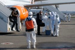 Olmaotadagi xalqaro aeroportda Ukrainadan qaytib kelgan qozog'istonliklar tekshiruvdan o'tkazilmoqda. 27-mart, 2020-yil.