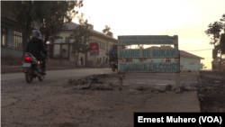 Quelques travaux de réhabilitation de route faites par la mairie de Bukavu, le 23 mars 2018. (VOA/Ernest Muhero)