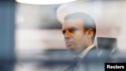 Le candidat centriste Emmanuel Macron lors d’une des dernières réunions du mouvement En Marche ! au cours desquelles prenaient par la députée Corinne Erhel brutalement décédée en Bretagne, France, 5 mai 2017.