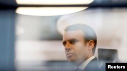 Emmanuel Macron, pemimpin gerakan politik En Marche!, Atau Onwards!, dan kandidat untuk Pemilihan Presiden Perancis 2017, terlihat dari jendela hotelnya dalam kunjungan kampanye di Rodez, Perancis, 5 Mei 2017. (REUTERS / Regis Duvignau)