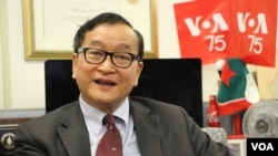 Sam Rainsy, the acting leader of Cambodia National Rescue Party, visited VOA headquarters in Washington DC, December 6, 2018. (Say Mony/VOA Khmer)