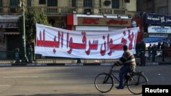 "Musulmon Birodarlar davlatni barbod qildi", deyiladi mana bu plakatda, Qohira, 29-mart, 2012 