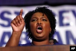 미국 조지아주 민주당 주지사 예비선거에서 승리한 스테이시 에이브럼스 후보가 22일 애틀랜타에서 열린 '선거일 밤 파티'에서 연설하고 있다.