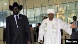 Le président soudanais Omar el-Béchir accueille son homologue sud-soudanais Salva Kiir à Khartoum, le 8 octobre 2011