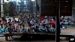 မောင်တောမြို့နယ်အတွင်းက မွတ်ဆလင် စာသင်ကျောင်းမြင်ကွင်း။