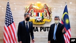 Menlu AS Antony Blinken (kiri) bersama Menlu Malaysia Saifuddin Abdullah di Putrajaya, Malaysia, 15 Desember 2021. (Jai Huzaini/Kemenlu Malaysia via AP)