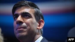 រូបឯកសារ៖ នាយករដ្ឋមន្ត្រី​ចក្រភព​អង់គ្លេស​លោក Rishi Sunak ស្តាប់​គណៈប្រតិភូ​ថ្លែង​សុន្ទរកថា​នៅឯ​សន្និសីទ​ប្រចាំឆ្នាំ​របស់​គណបក្ស​អភិរក្សនិយម​ក្នុង​ទីក្រុង Manchester ភាគ​ខាងជើង​ចក្រភព​អង់គ្លេស​ កាលពី​ថ្ងៃទី២ ខែតុលា ឆ្នាំ២០២៣។