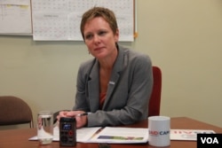 អ្នក​ស្រី​ Susan Markham អ្នក​សម្របសម្រួល​ជាន់​ខ្ពស់​សម្រាប់​សមភាព​យេនឌ័រ​និង​ការផ្តល់​សិទ្ធិ​អំណាច​ដល់​ស្រ្តី​នៃ​ទីភ្នាក់ងារ​សហរដ្ឋ​អាមេរិក​សំរាប់​ការ​អភិវឌ្ឍន៍​អន្តរជាតិ (USAID) ​ ផ្តល់​បទ​សម្ភាស​ផ្តាច់​មុខ​ដល់​ VOA នៅ​ឯ​ស្ថានទូត​អាមេរិក​ ក្នុង​អំឡុង​ពេល​ទស្សនកិច្ច​របស់​អ្នកស្រី​មក​កាន់​កម្ពុជា​ កាល​ពី​ថ្ងៃ​ទី​៧ ខែ​ឧសភា​ ឆ្នាំ​២០១៥។ (នូវ​ ពៅលក្ខិណា/VOA)