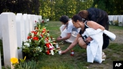 Ljudi polažu cveće na groblju palih poljskih vojnika posle komemoracije povodom 80-godišnjice početka Drugog svetskog rata.