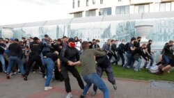 სამართალდამცავები პროტესტის მონაწილეებს აკავებენ