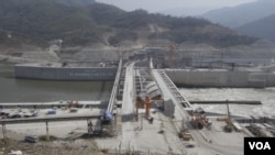 The Lao's Xayaburi electricity dam construction is expected to be completed in late 2019. (Sun Narin/VOA Khmer)