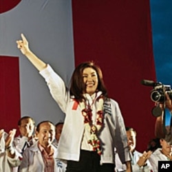 Photographers swarm Thai prime minister candidate Yingluck Shinawatra during her arrival at a rally in Bangkok, June 18, 2011