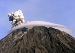 Gunung berapi Semeru mengeluarkan asap di tenggara Surabaya, Jawa Timur, 16 April 2005. Indonesia adalah negara kepulauan yang luas dengan sekitar 17.000 pulau yang terletak di sepanjang "Cincin Api Pasifik" yang aktif secara geologis dan memiliki lebih d