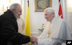 Rim papasi Benedikt XVI Favanada Fidel Kastro bilan uchrashdi. 2012-yil 28-mart.