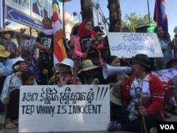 រូបឯកសារ៖ ក្រុមសកម្ម​ជនដីធ្លី​ និង​ពលរដ្ឋ​មកពីតំបន់​បឹងកក់​ប្រមាណ​ជាង​៤០​នាក់​ ប្រមូលផ្តុំគ្នានៅមុខ​សាលាឧទ្ធរណ៍​កាលពីថ្ងៃ​ទី​៨​ ខែសីហា​ ឆ្នាំ​២០១៧ ទាមទារ​ឲ្យ​តុលាការ​ដោះលែង​អ្នកស្រី​ ទេព​ វន្នី។ (ហ៊ុល រស្មី/VOA)