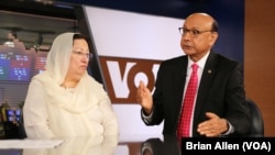 Khizr (kanan) dan Ghazala Khan, orangtua Kapten Humayun Khan, tentara Muslim AS yang gugur di Irak sat diinterview oleh VOA (foto: Brian Allen/VOA)