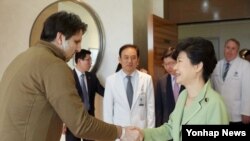 박근혜 한국 대통령이 9일 서울 세브란스병원에서 리퍼트 주한 미국대사의 병실을 방문해 위로하고 있다. 