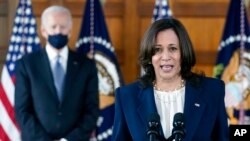 ប្រធានាធិបតី​សហរដ្ឋ​អាមេរិក​ លោក Joe Biden ឈរ​ស្ដាប់ ខណៈ​អនុប្រធានាធិបតី អ្នកស្រី Kamala Harris ថ្លែង​សុន្ទរកថា បន្ទាប់​ពី​ជួប​ប្រជុំ​ជាមួយ​នឹង​បណ្ដា​មេដឹកនាំ​មក​ពី​សហគមន៍​ពលរដ្ឋ​អាមេរិក​ដើម​កំណើត​អាស៊ី នៅ​សាកលវិទ្យាល័យ Emory ទីក្រុង Atlanta ថ្ងៃទី១៩ ខែមីនា ឆ្នាំ២០២១។ 