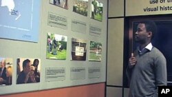 Yves Kamuromsi - avait 13 ans lorsque le génocide rwandais se est produit - dirige désormais le centre de documentation à l'Kigali Genocide Memorial Centre au Rwanda, et a dit partager l'expérience avec d'autres survivants aide tout le monde, Novembre de 2011.