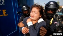 បាតុករ​ម្នាក់​ត្រូវ​បាន​ចាប់ឃុំ​ខ្លួន​នៅ​ក្បែរ​ស្ថានទូត​បារាំង​នៅ​រាជធានី​ភ្នំពេញ នៅ​ពេល​ដែល​គាត់​ព្យាយាម​ដាក់​ញត្តិ​ទៅ​ស្ថានទូត​បរទេស ប្រចាំ​នៅ​រាជធានី​ភ្នំពេញ​នៅ​ថ្ងៃ​ទី ២១ ខែមករា ឆ្នាំ២០១៤។ 