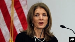 លោកស្រី Caroline Kennedy ឯក​អគ្គរដ្ឋ​ទូត​សហរដ្ឋ​អាមេរិក ដែល​រង​ការ​គំរាម​សម្លាប់​។ 