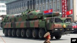 2012년 4월 북한이 태양절 열병식에서 공개한 신형 탄도미사일.