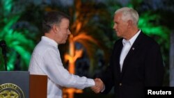 Presiden Kolombia, Juan Manuel Santos, menyambut Wapres AS, Mike Pence, setelah pelaksanaan konferensi pers di Cartagena, Kolombia, 13 Agustus 2017 (foto: Biro Kepresidenan Kolombia/Rilis via REUTERS)
