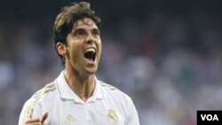 Kaka merayakan golnya bagi Real Madrid dalam kompetisi La Liga, Spanyol (15/10).