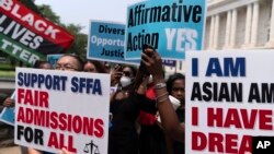 示威者在最高法院外手举标语抗议，抗议最高法院裁决推翻大学录取采用平权行动的决定。（2023年6月29日）