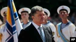 Presiden Ukraina Petro Poroshenko seusai upacara pelantikan di Lapanga Sophia di Kyiv, Ukraina (6/6).
