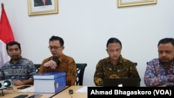 Beka Ulung Hapsara dan Mohammad Choirul Anam (tengah) (foto: VOA/Ahmad Bhagaskoro)