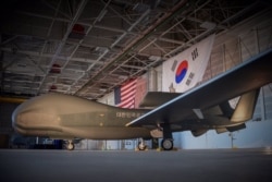 해리 해리스 주한 미국 대사는 지난 4월 트위터에 ‘대한민국공군’ 글자가 적힌 무인정찰기 ‘글로벌호크’ 1기 사진을 공개했다. 사진 출처: 해리 해리스 주한 미국 대사 트위터 캡처