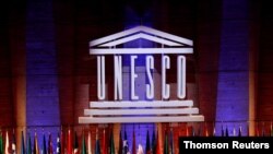 Nembo ya UNESCO yaonekana wakati wa ufunguzi wa kongamano la 39 la shirika hilo kwenye makao yake makuu mjini Paris.
