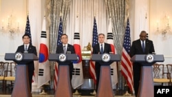 토니 블링컨 미국 국무장관(오른쪽 두번째)과 로이드 오스틴 미국 국방장관(오른쪽)이 조태열 한국 외교부 장관(왼쪽 두번째), 김용현 한국 국방장관(왼쪽)과 31일 워싱턴에서 양국 외교∙국방장관 (2+2) 회의 후 기자회견을 열었다.