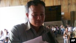 លោក ចាន់​ សេរី បាត់​បង់​ប្រពន្ឋ និង​កូន​បី​នាក់​នៅ​ក្នុង​ព្រឹត្តិការណ៍​សោកនាដកម្ម​កាល​ពី​ថ្ងៃ​ទី​២២​ ខែវិច្ឆិកា ឆ្នាំ ២០១០ នៅ​លើ​ស្ពាន​ពេជ្រ និយាយ​ជាមួយ​អ្នកកាសែត នៅ​ក្នុង​ពេល​រ៉ៃអង្គាស​ប្រាក់​នៅ​ស្ថានីយ៍​ទូរទស្សន៍​បាយ័ន។