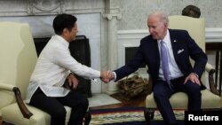 조 바이든(오른쪽) 미국 대통령과 페르디난드 마르코스 주니어 필리핀 대통령이 1일 백악관 오벌오피스(대통령 집무실)에서 악수하고 있다. 