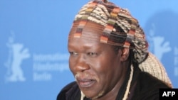 L’Ougandais Geoffrey Oryema, directeur musical, pose lors d'une séance de photos pour le film "Invisibles" produit par Javier Bardem, présenté dans la section Panorama du 57ème Festival international du film de Berlin, 16 février 2007. 