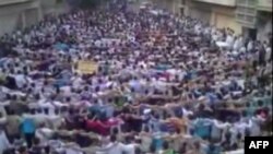 Suriya ko'chalaridagi manzara, fuqarolar tasvirga tushirgan